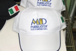 ricamo su cappelli